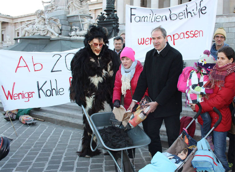 Scharfer Familienprotest gegen 'kurzsichtige' Budgetpolitik