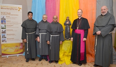 Gruppenfoto mit den Priestern