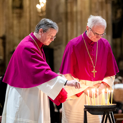 Stephansdom: Gebet für gerechten Frieden in der Ukraine / Schönlaub/EDW Stephansdom: Gebet für gerechten Frieden in der Ukraine