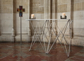 Altar mittel mit Kantenleiste, Prozessionskreuz mit Ständer, LED-Kerze mit Glasteller und Kerzenständer