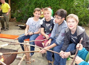 Unsere Jungscharkinder beim Würstelgrillen