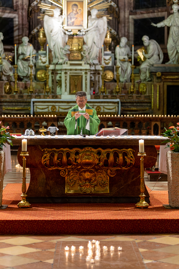 Am Abend des 31. Oktober erstrahlen in vielen Pfarren tausende Lichter: Sie möchten uns einstimmen auf das Allerheiligen-Fest. Kirchen, Kapellen, besondere Orte, Wege, Labyrinthe - viele verschiedene Projekte laden dazu ein, in eine besondere Atmosph