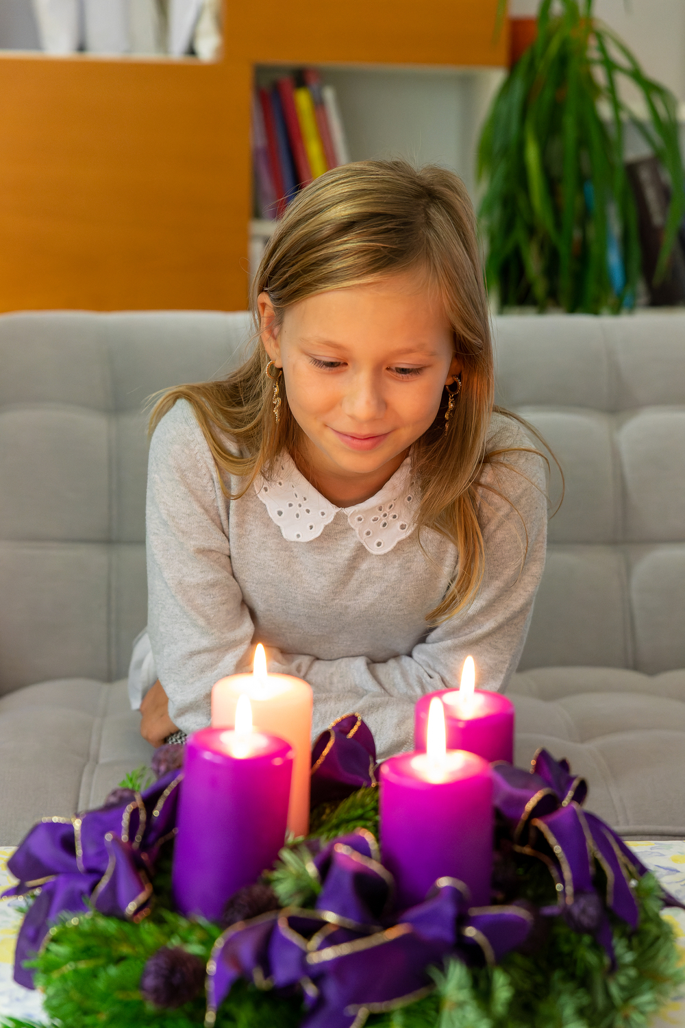 Eingeführt wurde der erste Adventkranz im 19. Jahrhundert von Heinrich Wichern als Kranz aus Tannenzweigen für Adventsandachten. Allerdings verwendete er noch 24 Kerzen. Der Adventkranz mit 4 Kerzen wurde nach dem 1. Weltkrieg üblich. Lichter zu entz