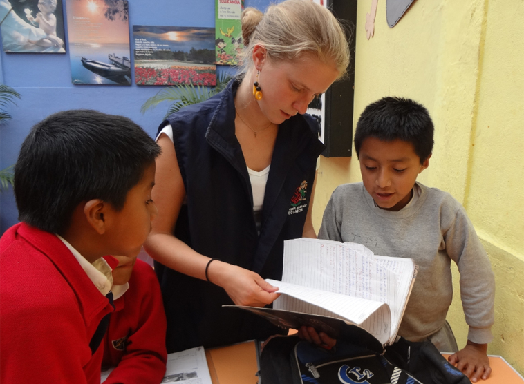 Volontärin Carina Hofer beim Lernen mit ecuadorianischen Kindern