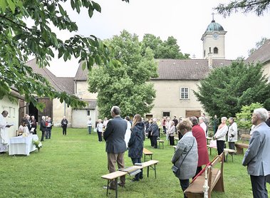 In Ulrichskirchen wurde heuer die Fronleichnamsmesse  im schönen und grossen Pfarrgarten gefeiert.