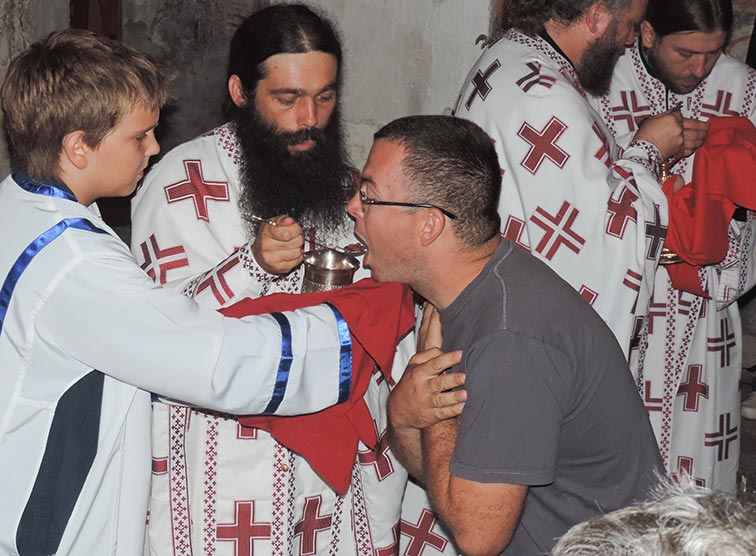 Die Kommunion wird bei den Orthodoxen so gespendet, dass das in den Kelch mit Wein versenkte Brot mittels eines Löffels in den Mund ausgeteilt wird;