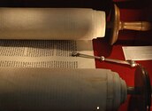 CC BY 2.5 Datei:Torah and jad.jpg Wikimedia