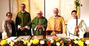 v.l.n.r.: Gemeinde Ausschussvorsitz. E. Gosling, Kurat v. St.Anton P. Mojzis, Pf. V. Kurmanowytsch mit GV Y. Kolasa, Kreuztr. G. Wu