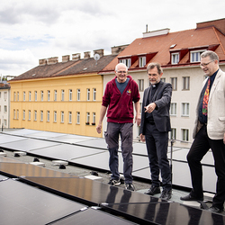 Wolfgang Zecha (Umwelt-Pfarrgemeinderat), Josef Grünwidl (Erzbischof der Erzdiözese Wien) und Gerald Gump (Pfarrer der Pfarre zur Frohen Botschaft) besichtigten die Photovoltaikanlage. 