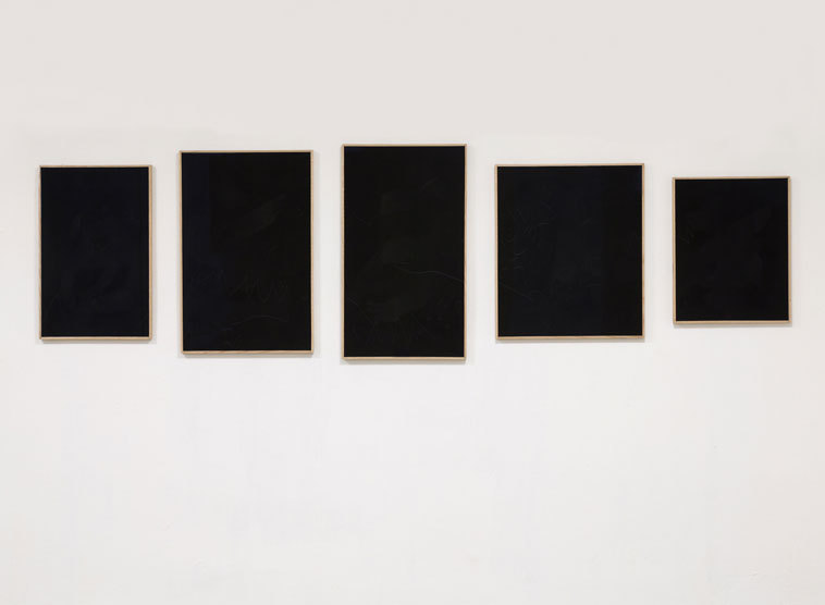 Julia Haller, o.T., 2015, Knochenleim, Eisenoxidpigment, Kreide, Leinwand, Glasgravur, gerahmt, 5t-tlg., Courtesy: Galerie Nagel Draxler