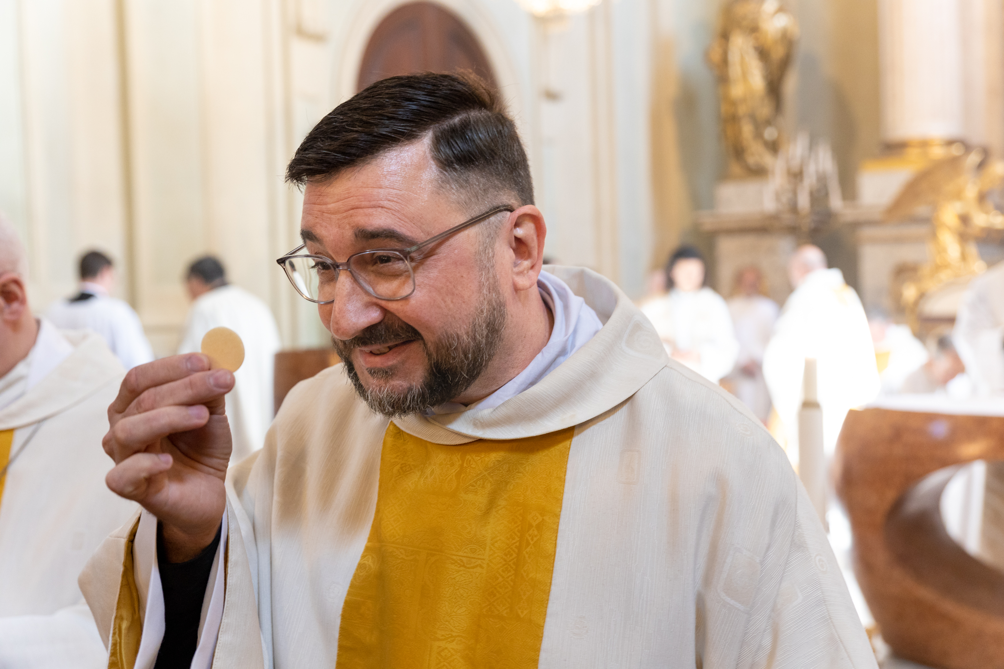 Am Samstag, 22. April 2023, weihte Weihbischof Franz Scharl, die drei Priesteramtskandidaten der Erzdiözese Wien zu Diakonen. Durch die Weihe in der Pfarrkirche Lichental sind die nun Mitarbeiter des Bischofs in der Verkündigung der frohen Botschaft,