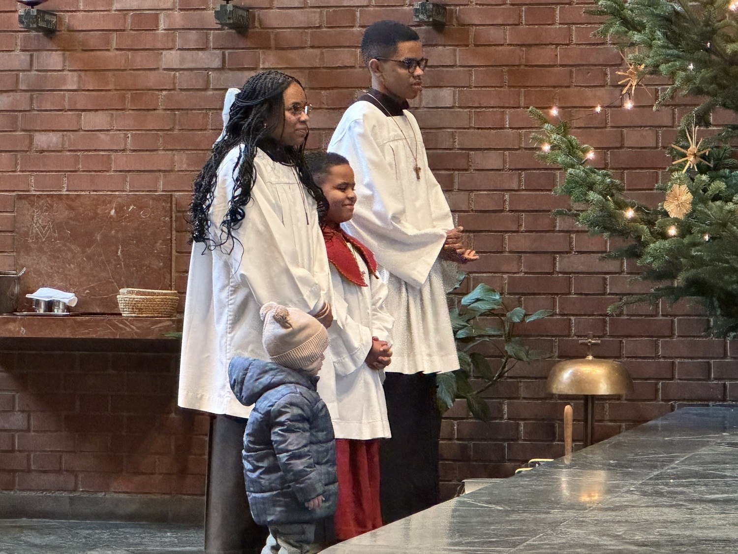 Ministranten mit dem kleinen Tommy