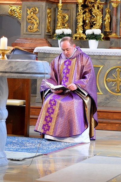 Pater Liviu segnet den Adventkranz der Pfarrkirche
