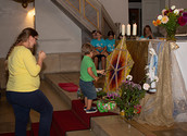 Kinder bringen Gaben zum Altar