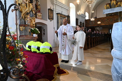 Florianimesse mit Segnung der neuen Einsatzhelme