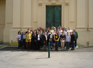 Gruppenfoto vor der Pfarrkirche in Berndorf