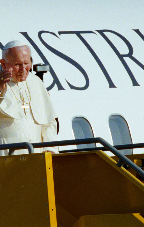 Papst Johannes Paul II., Abschied auf der Gangway des Flugzeuges der Austrian Airlines.