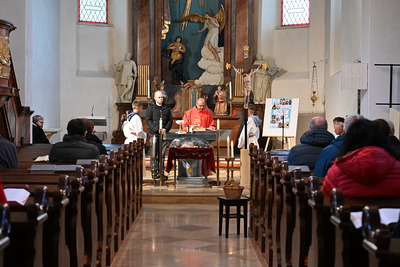 Karfreitagsliturgie in der Kirche in Wenzersdorf