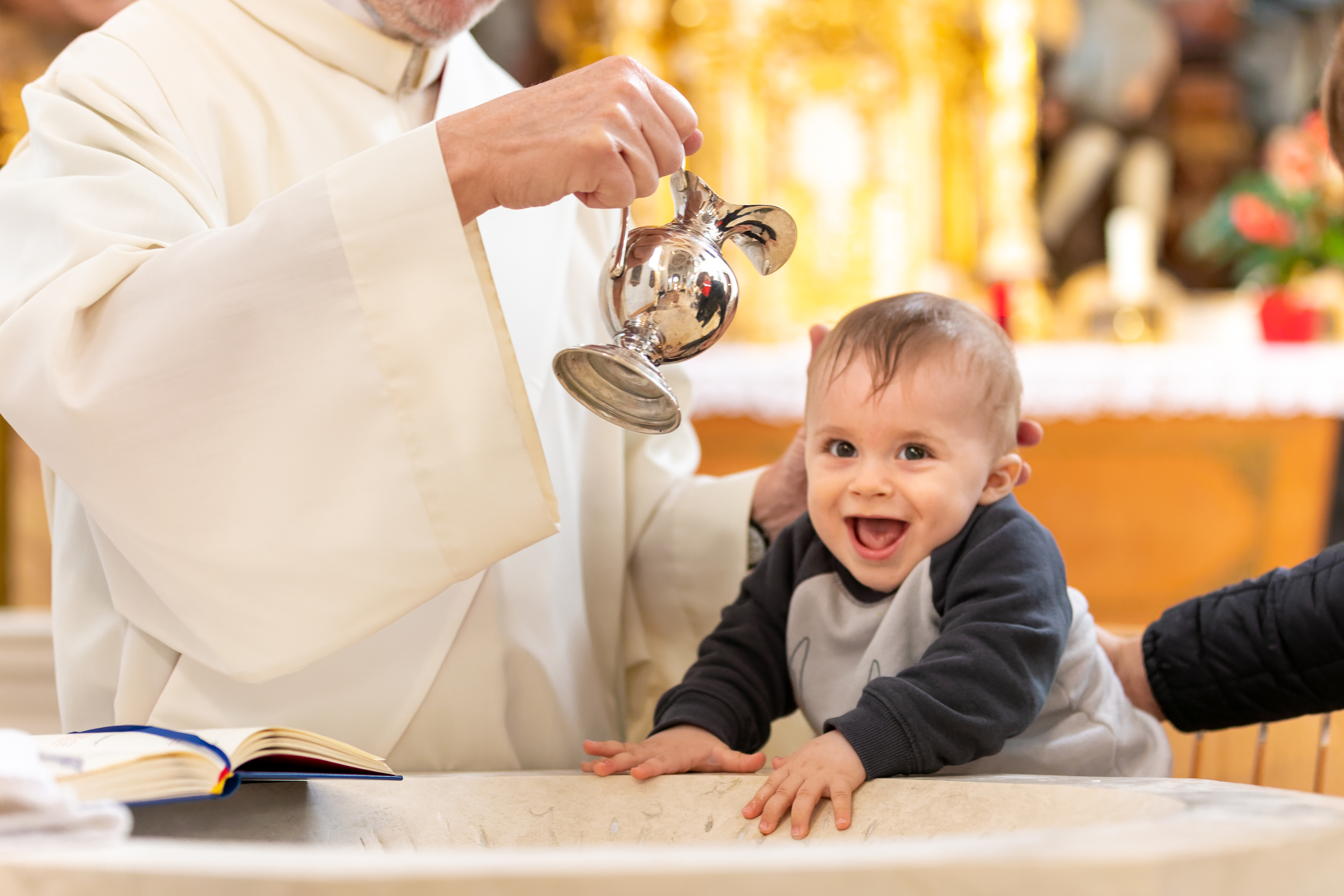 Die Taufe ist das erste Sakrament. Durch sie wird ein Mensch in die Glaubensgemeinschaft der Christen aufgenommen. Das Sakrament hat seinen Ursprung in der Taufe Jesu durch Johannes im Fluss Jordan. In der Taufe bezeichnet das Wasser sowohl für den T