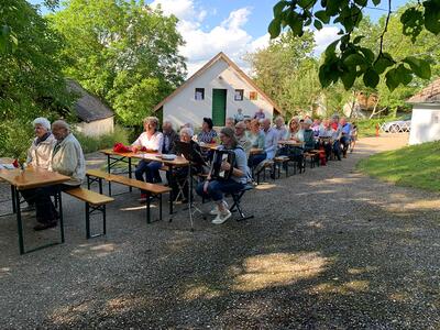 Gottesdienst und Pfarrheurigen in Ameis