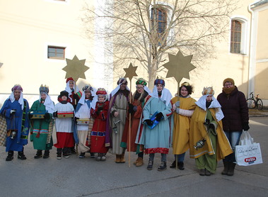 Sternsinger vor der Pfarrkirche Kleinhadersdorf