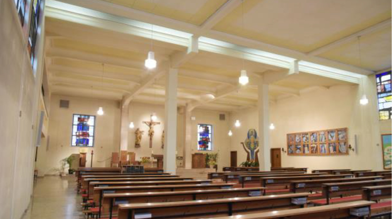 Blick zum Altar von den hinteren Reihen