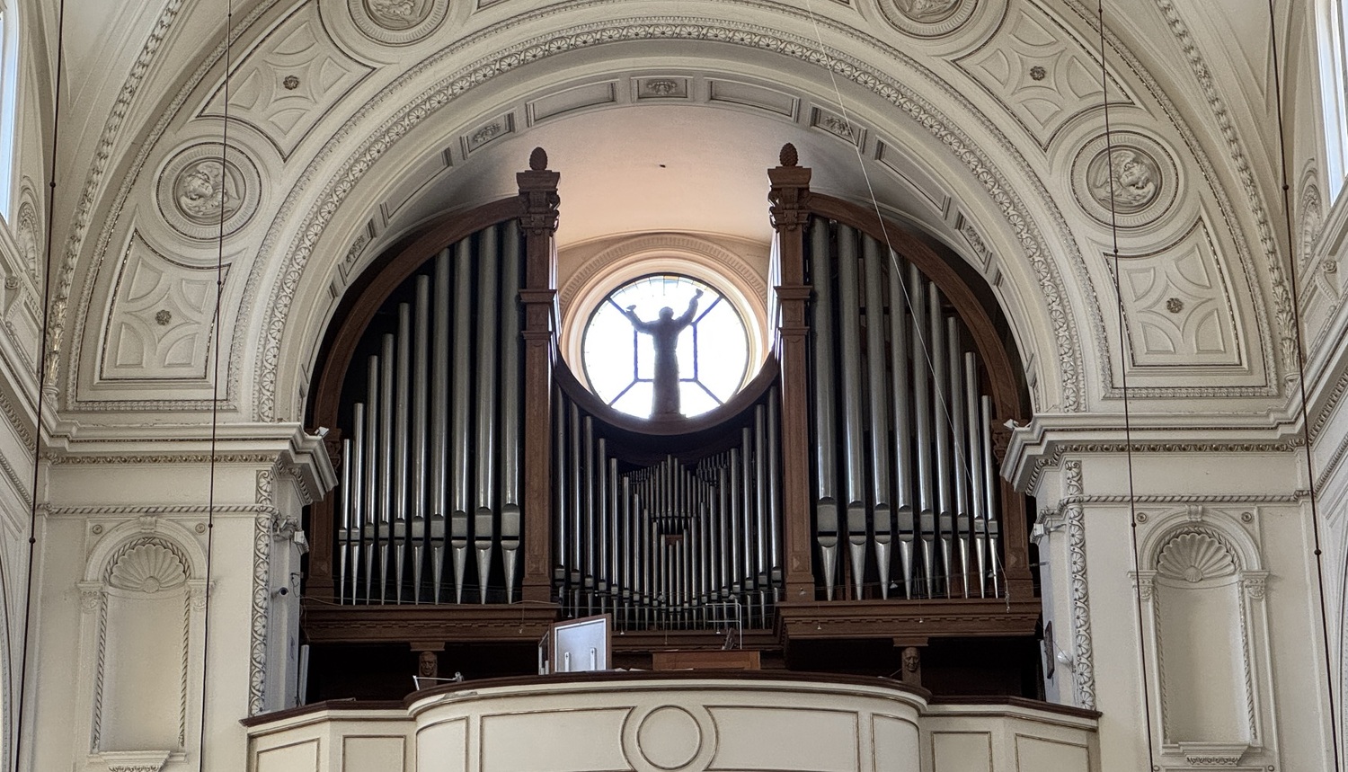 Orgel mit Franziskus