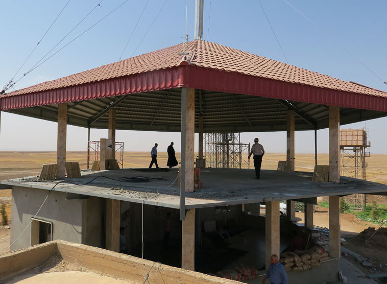 In den Orten Telskof und Baqofa gibt es wieder Wasser und Strom. Familien wurden beim Wiederaufbau ihrer Häuser unterstützt.