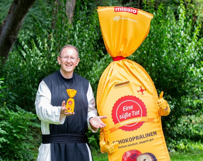 Missio-Nationaldirektor Pater Karl Wallner und Jugendaktions-Maskotte Toni