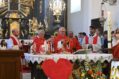 Msgr. Franz Schuster spendete 22 Jugendlichen das Firmsakrament