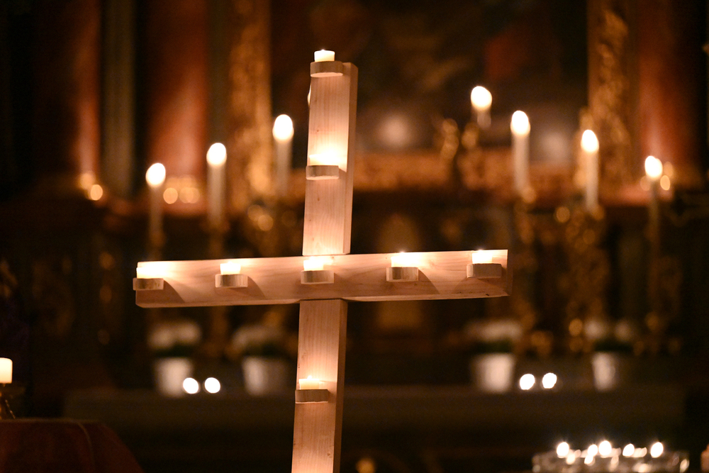 Kreuz mit Kerzen bei der Roratemesse in Gnadendorf