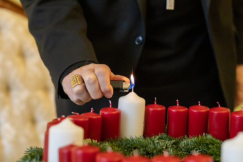entzündung einer Kerze am Adventkranz