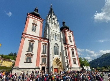 Wallfahrtsbasilika_Mariazell_mit_Pilgern / kathpress/Pernsteiner Wallfahrtsbasilika_Mariazell_mit_Pilgern