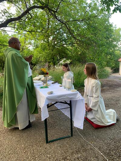 Gottesdienst und Pfarrheurigen in Ameis