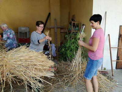 Flechten der Erntedankkrone