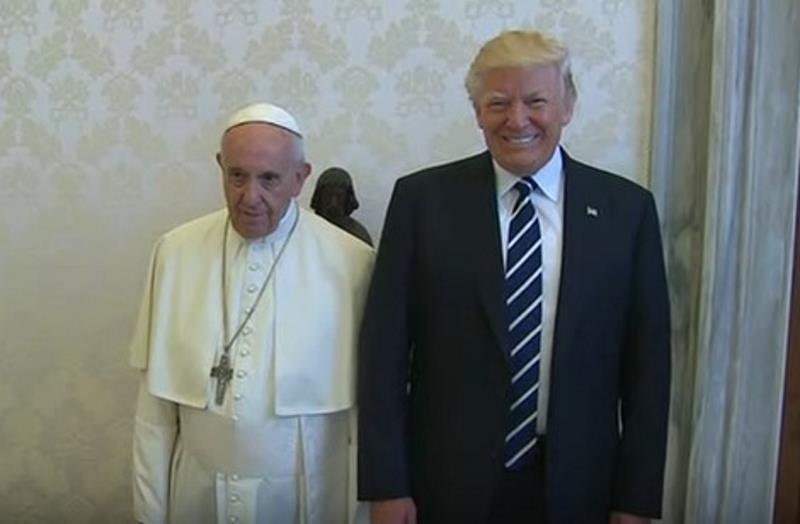 Papst gab Trump Medaille mit Friedenszweig und Friedens-Enzyklika.