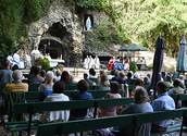Wallfahrtsmesse bei der Lourdesgrotte im Wienerwald mit Erzbischof Josef Grünwidl.
