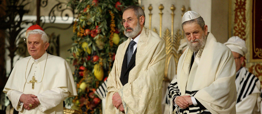 Fast 24 Jahre nach seinem Vorgänger Johannes Paul II. hat Papst Benedikt XVI. am 17. Janaur 2010 die Große Synagoge in Rom besucht.Bild v.l.n.r.: Papst Benedikt XVI. und Rabbi Riccardo Di Segni.