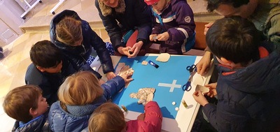 Kinder basteln an kleinem Tisch