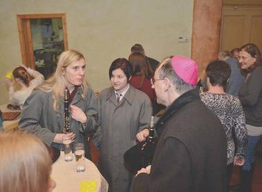 Begegnung mit Weihbischof und Bischofsvikar Stephan Turnovszky bei der Agape.