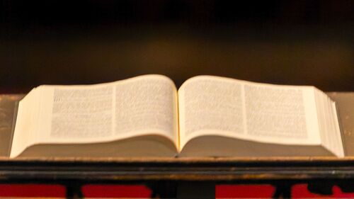 Heilige Schrift mit Fastentuch, evangelische Stadtpfarrkirche