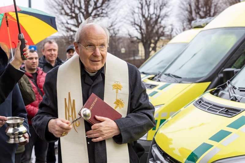 Kardinal Schönborn segnete zwölf Krankenwagen für die Ukraine