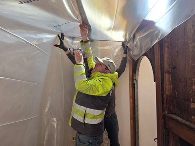 Herstellung einer Staubdichten Ebene hinter dem Hochaltar