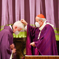 Kardinal Schönborn spendet das Aschenkreuz