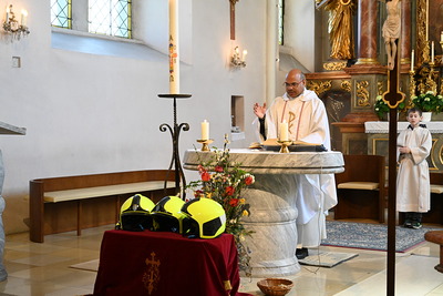 Florianimesse mit Segnung der neuen Einsatzhelme