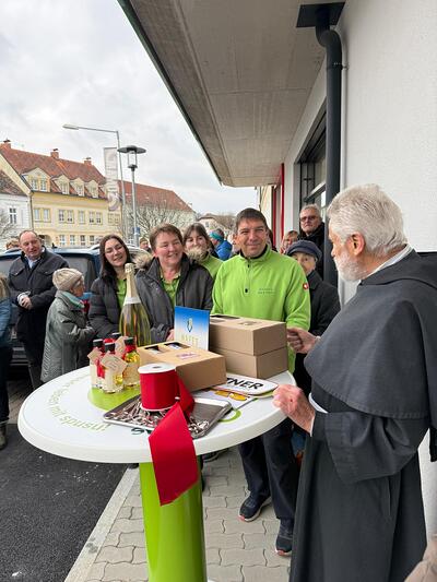 Eröffnungsfeier Nahversorger mit Segnung durch Pater Norbert