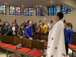 Ruslan Stetsyk und Gemeindemitglieder