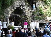 Wallfahrtsmesse bei der Lourdesgrotte im Wienerwald mit Erzbischof Josef Grünwidl.