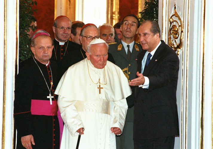 Papst Johannes Paul II., Thomas Klestil, Kardinal Christoph Schšnborn, Stanislaus / Stanislaw Dziwisz; Europavesper.       Wien, 21.6.1998            © Franz Josef Rupprecht; A-7123 Mšnchhof; Bank: Raiffeisenbank Mšnchhof (BLZ: 33054), Konto.-Nr.: 