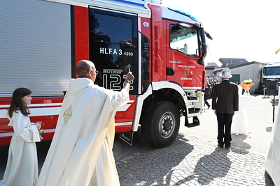 Pater Nicholas feierte Gottesdienst und segnete das neue Einsatzfahrzeug